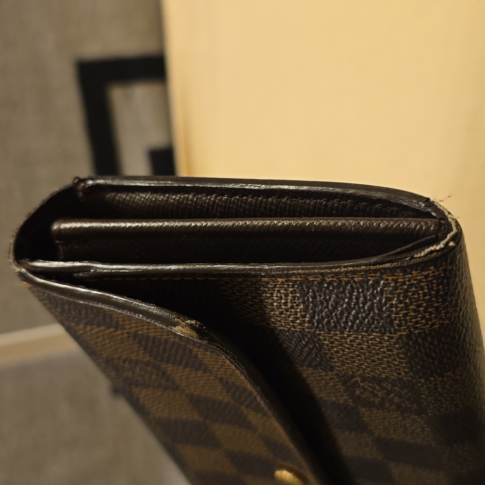 Louis Vuitton wallet in iconic Damier Ebene coated canvas with gold hardware - Picture 6 of 12